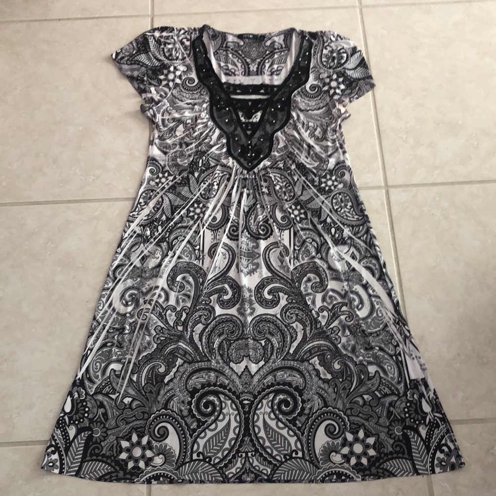 Apt.9 Women’s Black and White Paisley Dress with Lacy Design in Front.